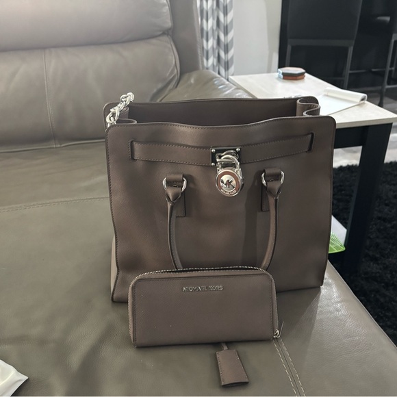 🆕 Michael Kohr’s Hamilton Purse with wallet 🔐 - Picture 3 of 7